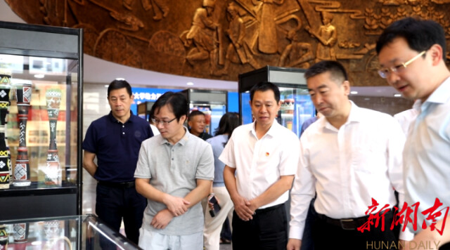 中南大学助力江华瑶族长鼓舞推广建设成果展暨“龙犬盘瓠”系列绘本发布会举行